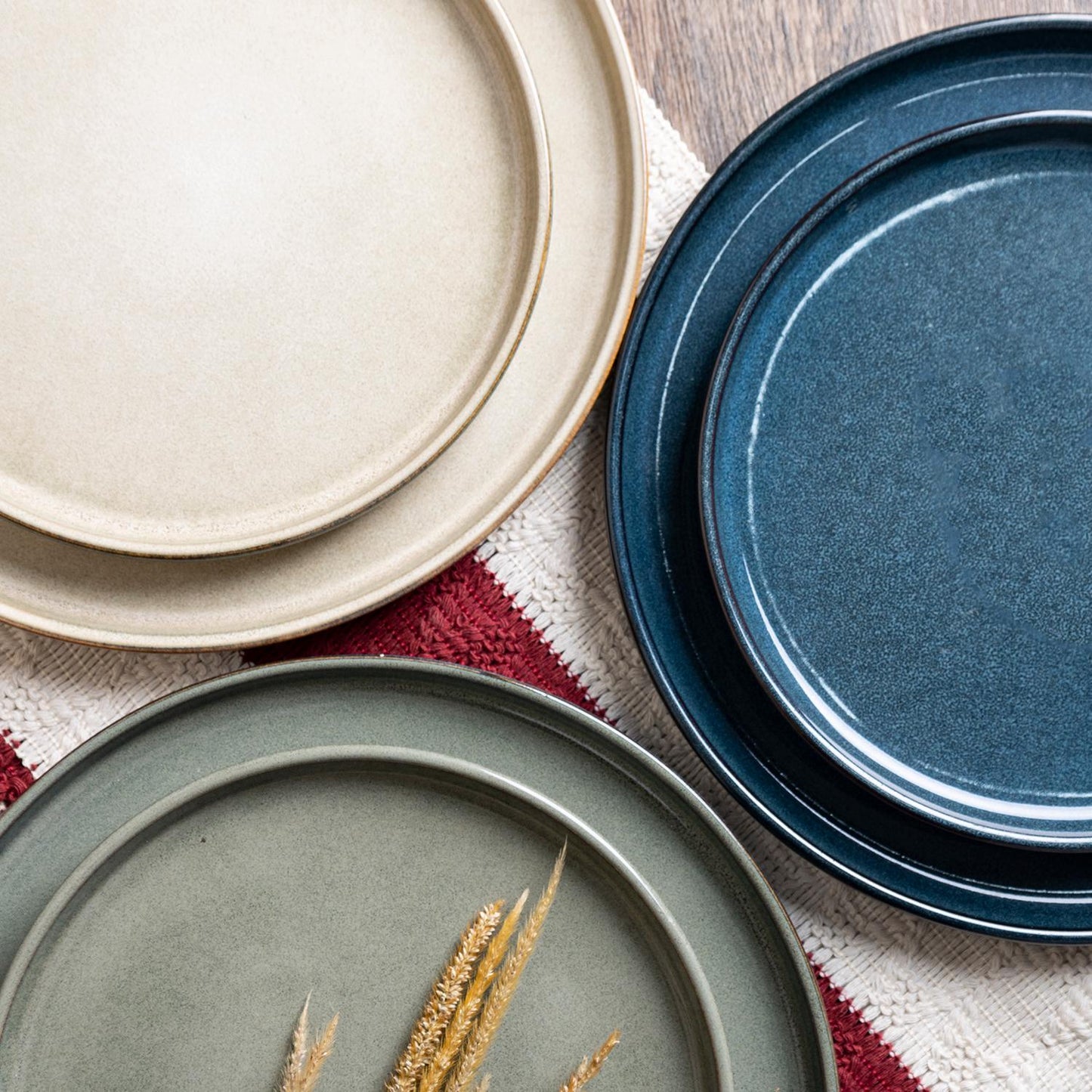 16-Piece Reactive Glaze Stoneware Dinnerware Set – Modern Rustic Style