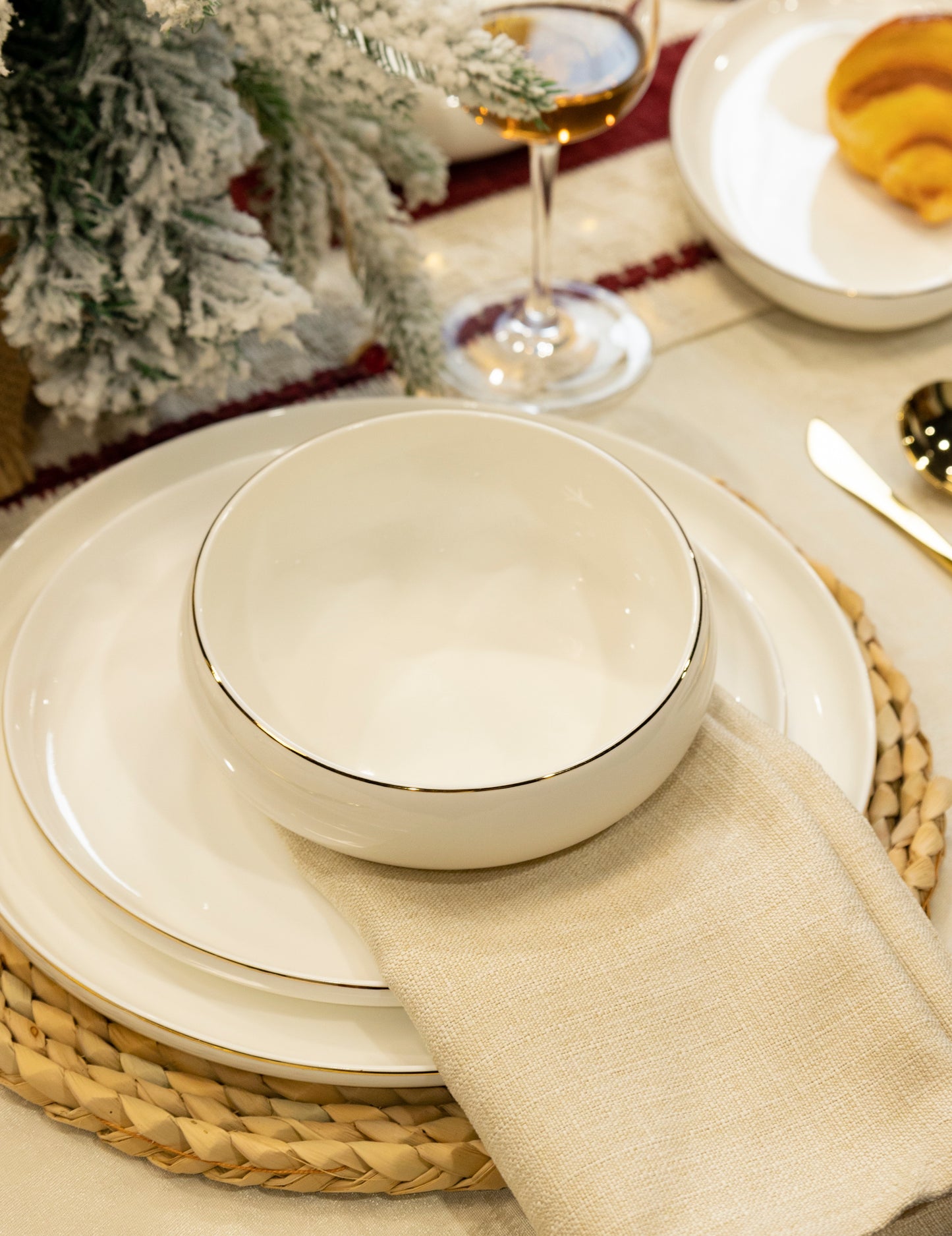 Modern Christmas Dinnerware Set – White New Bone China Plates & Bowls with Gold Rim for Holiday Table Decor