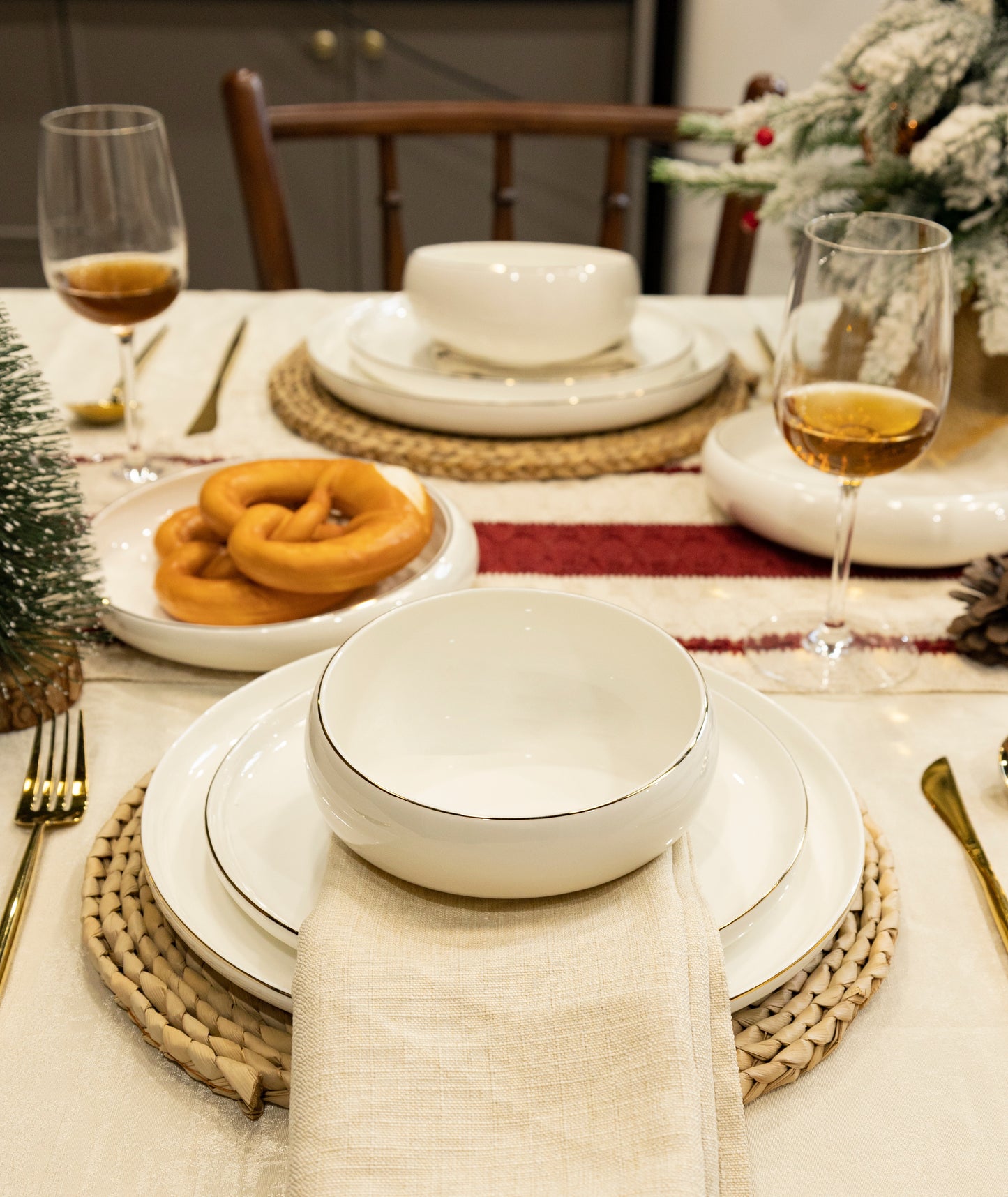 Modern Christmas Dinnerware Set – White New Bone China Plates & Bowls with Gold Rim for Holiday Table Decor